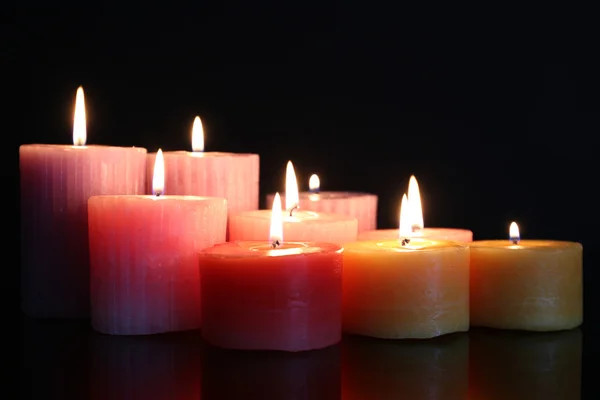 Muchas velas pequeñas encendidas — Foto de Stock