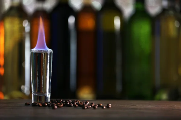 Brennender Cocktail auf dem Tisch — Stockfoto