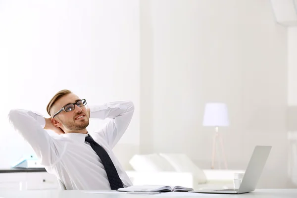 Empresario trabajando con portátil — Foto de Stock