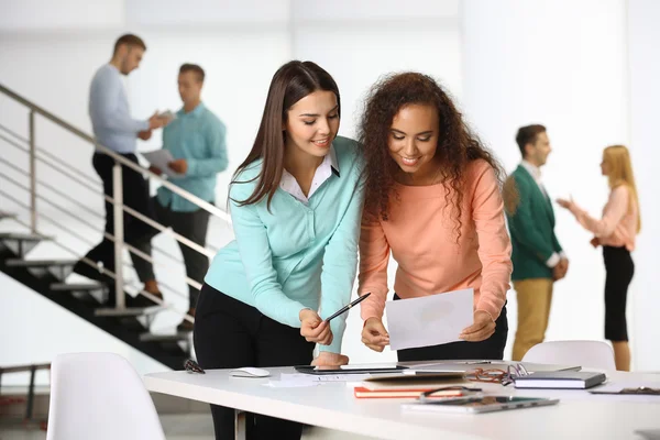 Trabalhando na sala de conferências — Fotografia de Stock