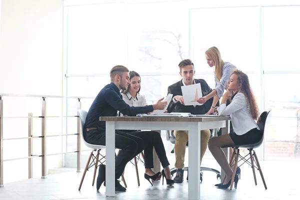 Gente de negocios discutiendo nuevo proyecto — Foto de Stock