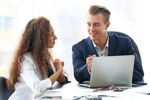 Empresario y empresaria trabajando — Foto de Stock