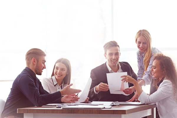 Gente de negocios discutiendo nuevo proyecto — Foto de Stock