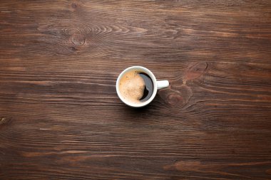 Bir fincan sıcak kahve.