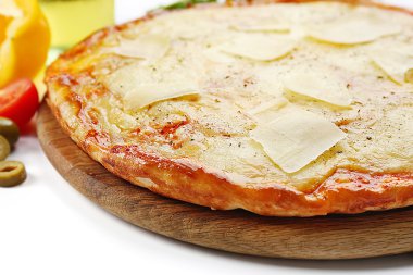 Peynirli pizza ahşap tahta üzerinde dolu