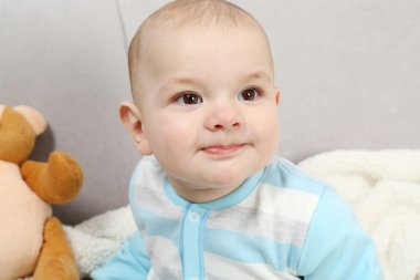 Bebek oyuncak ayılar ile