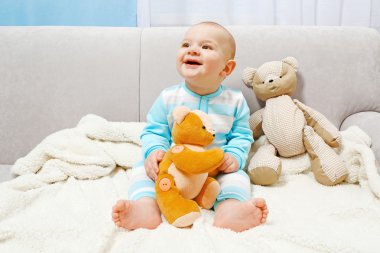 Bebek oyuncak ayılar ile