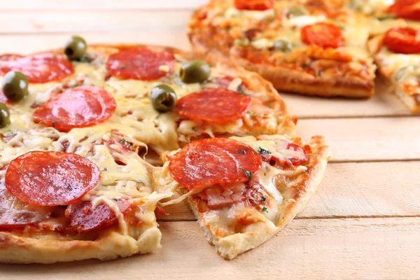 カット スライスのおいしいおいしいピザ — ストック写真