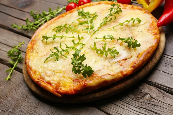 Leckere Pizza mit Kräutern dekoriert — Stockfoto