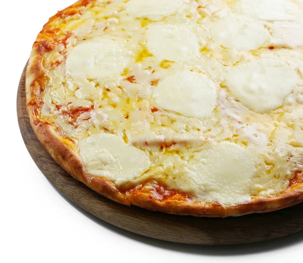 Pizza cheia de queijo em tábua de madeira — Fotografia de Stock