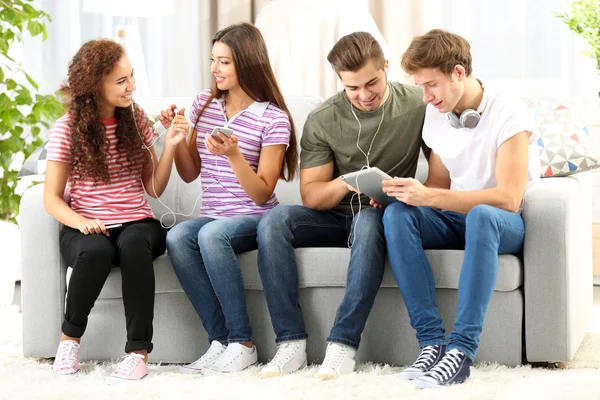 Teenager friends listening to music — Stock Photo, Image