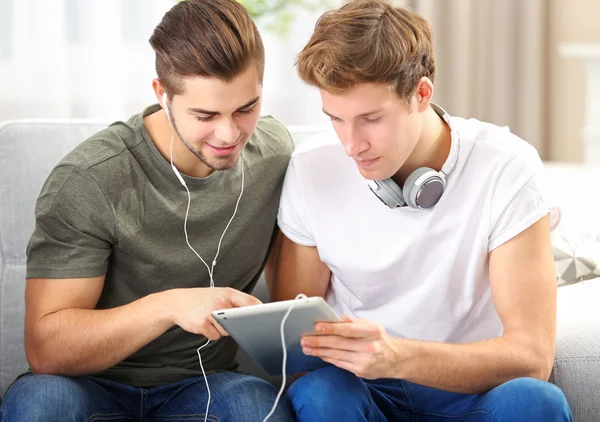 Twee tiener jongens luisteren naar muziek — Stockfoto