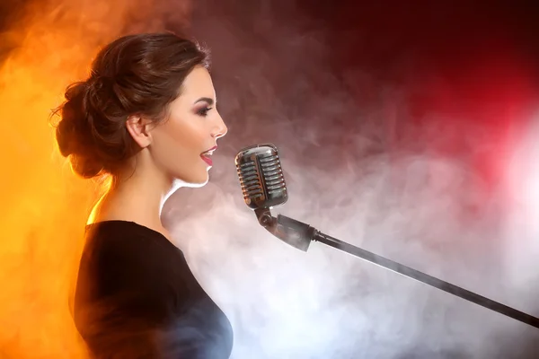 노래 하는 아름 다운 여자 — 스톡 사진