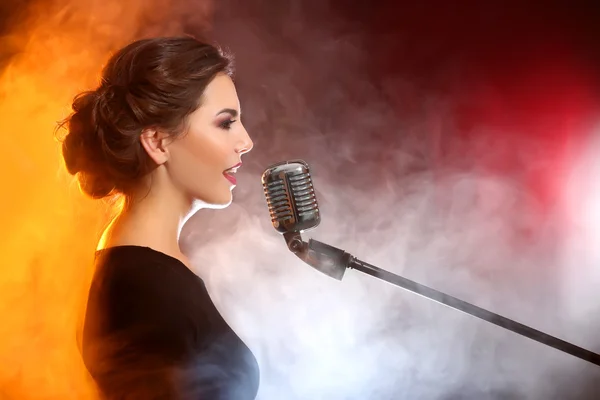 Bella donna che canta — Foto Stock