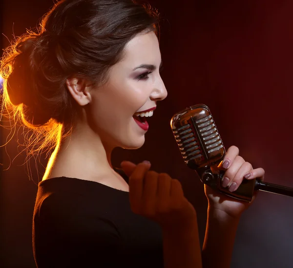 Красиві жінки, яка співає — стокове фото