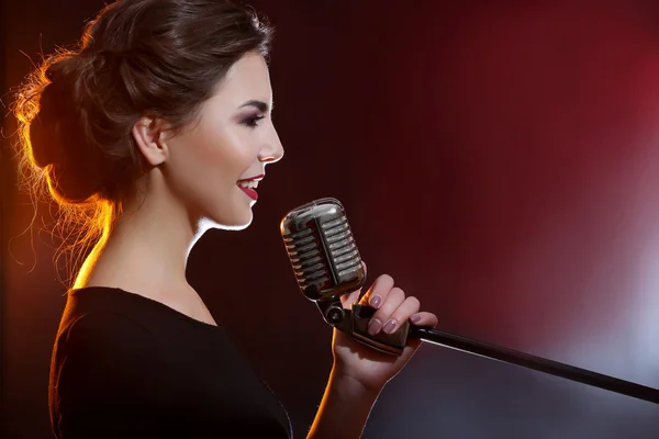 Hermosa mujer cantando —  Fotos de Stock