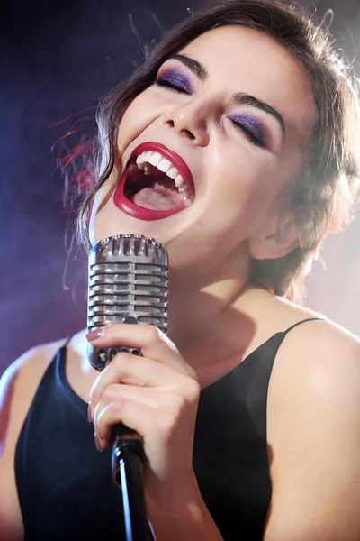 Vacker kvinna sjunger — Stockfoto