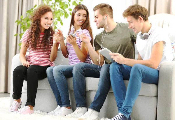 Tiener vrienden luisteren naar muziek — Stockfoto