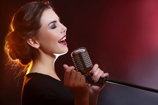 Hermosa mujer cantando — Foto de Stock