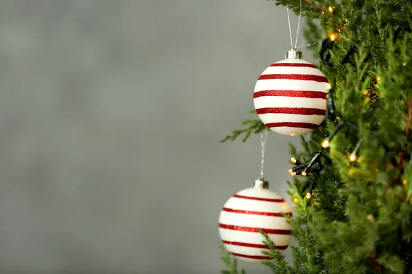 A fenyő karácsony baubles — Stock Fotó