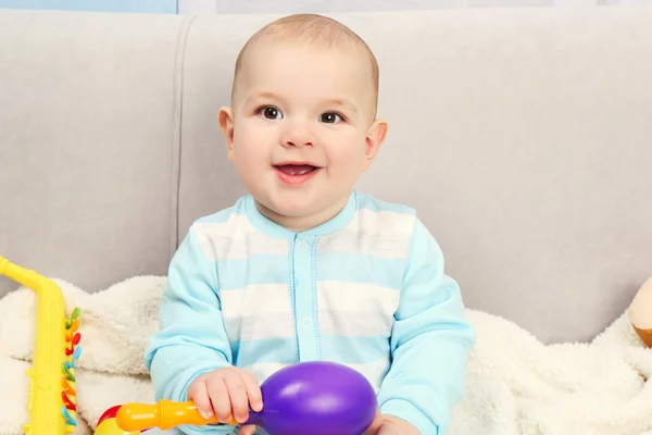 Entzückendes Baby mit Spielzeug — Stockfoto