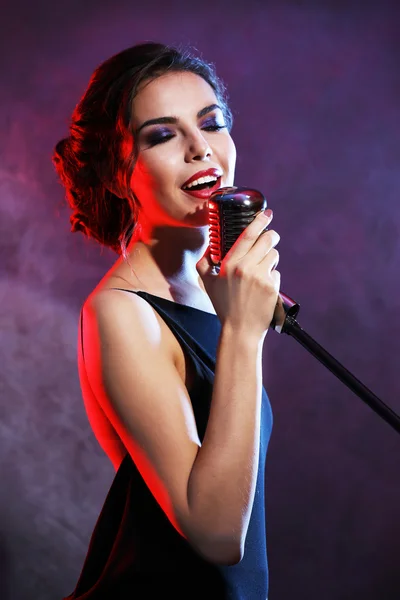 Genç şarkı söyleyen kadın — Stok fotoğraf
