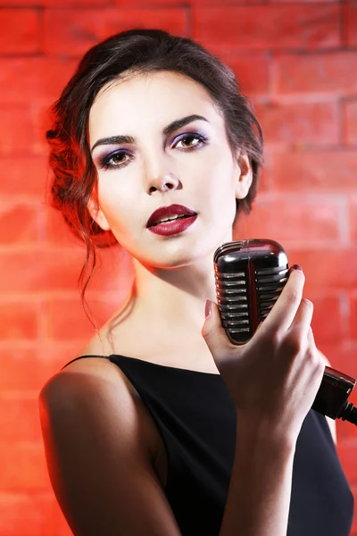 Mujer cantando joven — Foto de Stock