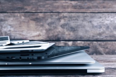Farklı modern elektronik becerikli alet yığını 