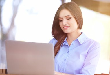 Dizüstü bilgisayarla çalışan kadın 