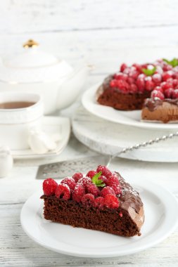 Çikolata sır ve ahududu rengi ahşap arka plan üzerinde ile çok kolay