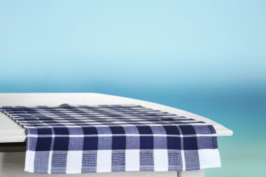 peçete ile ahşap masa