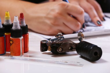 Bir robot resim yapma süreci 