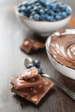 Çikolatalı Krema ve yaban mersini ile güzel kompozisyon