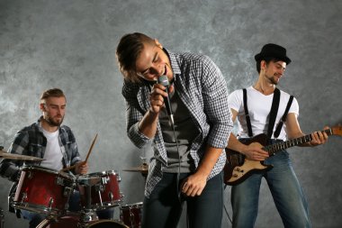 Müzik aletleri çalarken müzisyenler