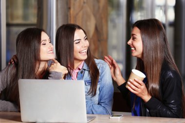 Dizüstü bilgisayar ile yakın arkadaşlarım