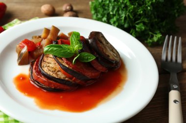 Ratatouille plaka, tablo arka plan üzerinde