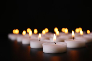 Satırdaki yanıyor mumlar