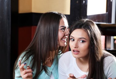 Güzel kızlar dedikodu