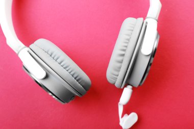 Beyaz ve gri kulaklık