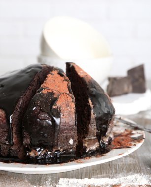 Ev çikolatalı pasta plaka üzerinde yapılan