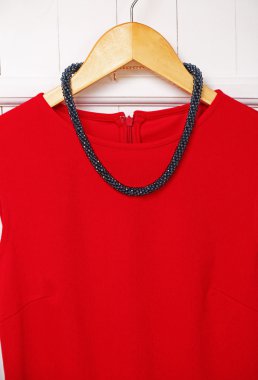 Kolye askısı duvar üzerinde