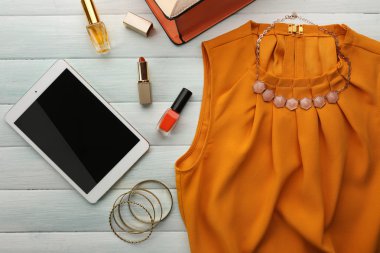 Parlak moda bakmak 