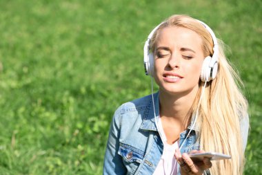 kulaklık ve smartphone kadın ile