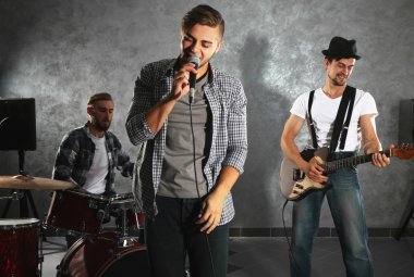 Müzik aletleri çalarken müzisyenler
