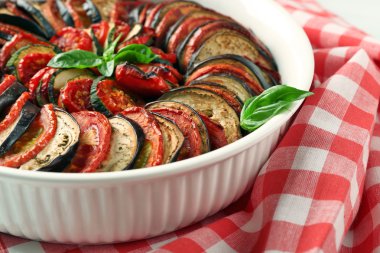 Ratatouille - geleneksel Fransız Provenkal sebze yemeği fırında pişirildi