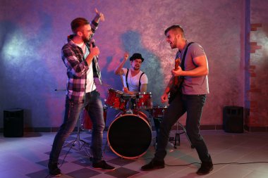 Müzik aletleri çalarken müzisyenler