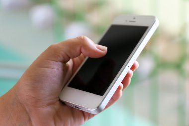 Akıllı telefon tutan kadın 