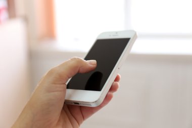 Akıllı telefon tutan kadın 