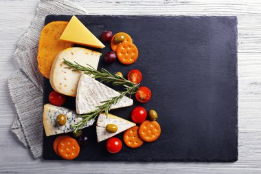 Kompozisyon taze peynir, meyve ve sebze siyah arka plan, kopya alanı üzerine
