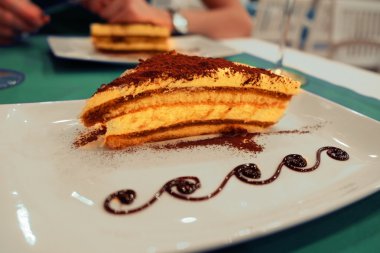 Beyaz tabakta lezzetli tiramissu